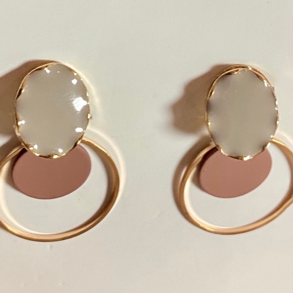 LAST Pair! Minimalist abstract taupe gold colorblock hoop earrings - Picture 3 of 9